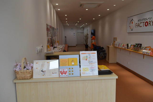 酒田米菓工場（おらんだせんべいファクトリ）の受付の様子