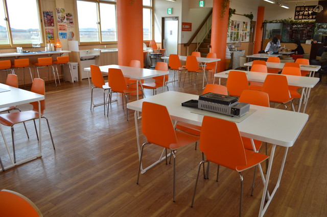 酒田米菓のカフェ・デ・オラ（Cafe de ola）の店内の様子