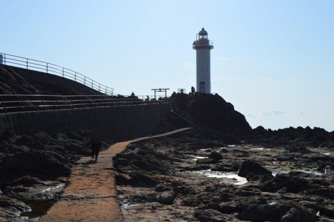 鼠ヶ関_灯台_舗装された道