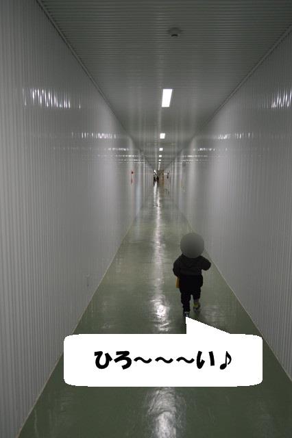 酒田米菓工場（おらんだせんべいファクトリ）の長いろうかの様子1