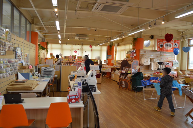 酒田米菓のカフェ・デ・オラ（Cafe de ola）の売店の様子