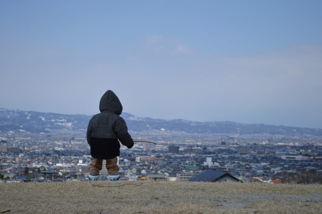悠丘の丘を棒を持って一望