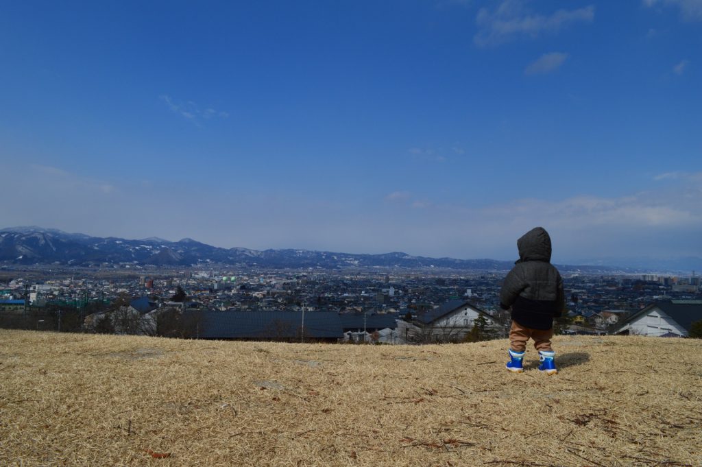 悠丘の丘から山形市を一望