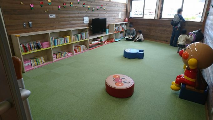 べにっこひろば_えほんコーナー1