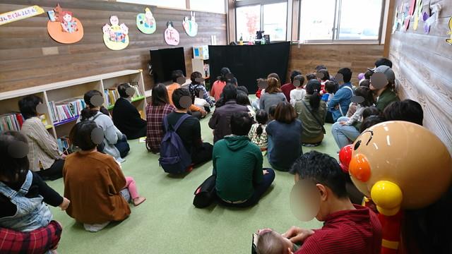 べにっこひろばの絵本コーナーの人形しばい