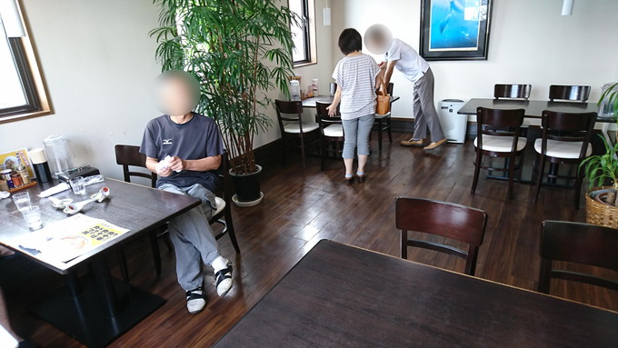 さわばた_テーブル席