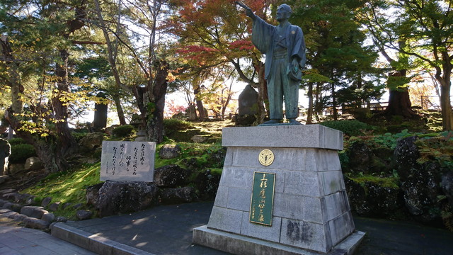 上杉神社（松が岬公園）の参道_石像2