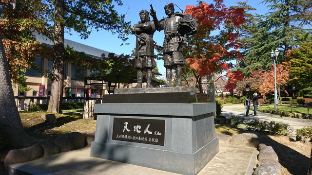 上杉神社（松が岬公園）の参道_銅像