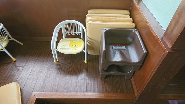 とんかつとん八のこども用のイス