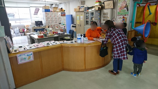 やまぎんこども館の受付の様子