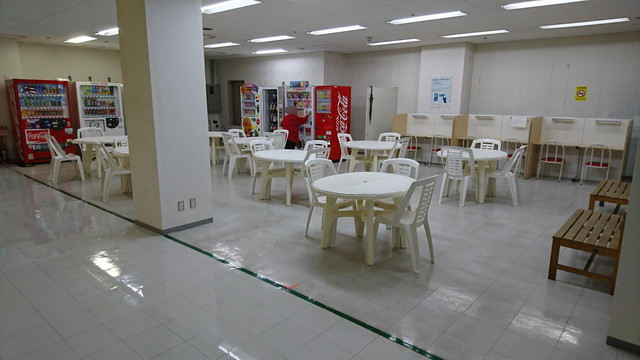 新庄市わらすこひろばのトイレまでの通路の休憩コーナー