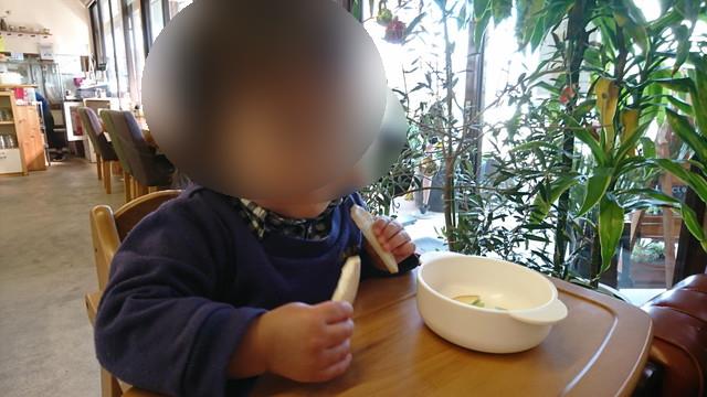 ハタケカフェ(HATAKE CAFE)でパフェを食べるチビ助弟