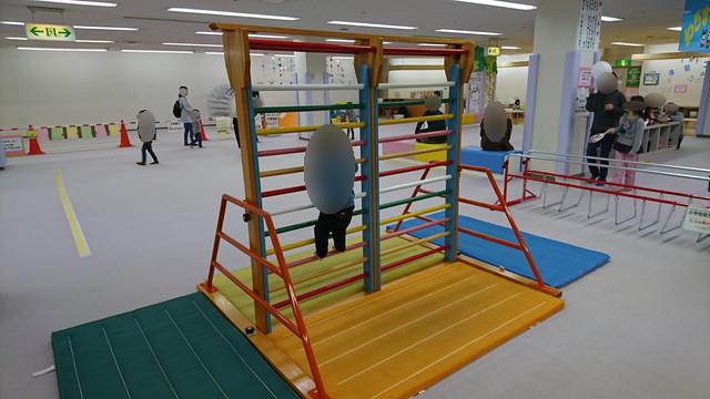 新庄市わらすこひろば遊びのひろばのかべのぼり