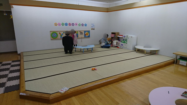 新庄市わらすこひろばの図書コーナー1