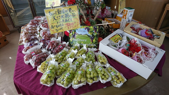 高橋フルーツランドの直売店の様子8