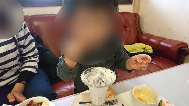 ハタケカフェ(HATAKE CAFE)でパフェを食べるチビ助兄