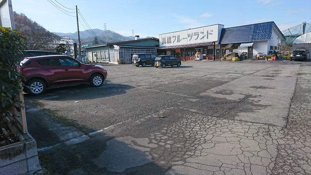 ハタケカフェ(HATAKE CAFE)の外観と駐車場の様子