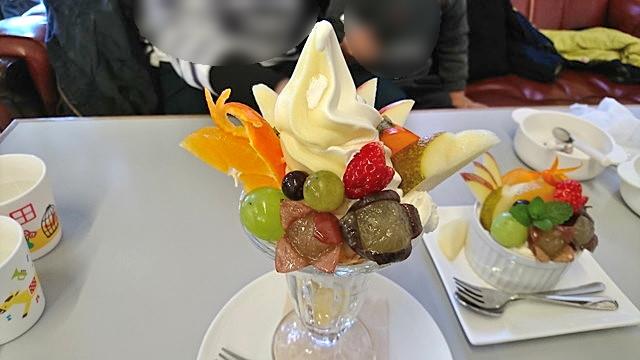 ハタケカフェ(HATAKE CAFE)で季節のパフェを注文