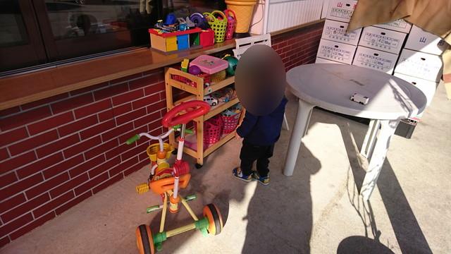 ハタケカフェ(HATAKE CAFE)の入口にあるおもちゃ