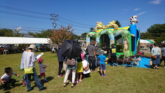 やまがた馬まつりのエアー遊具の様子