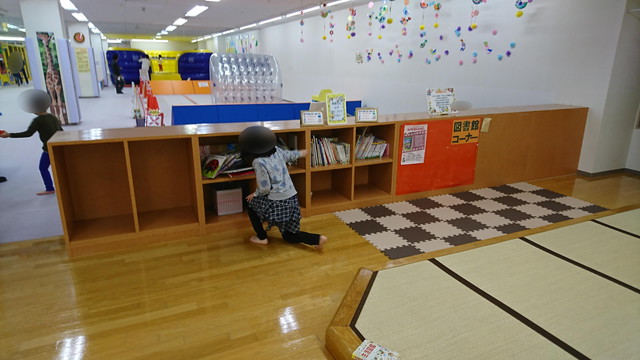 新庄市わらすこひろばの図書コーナー2