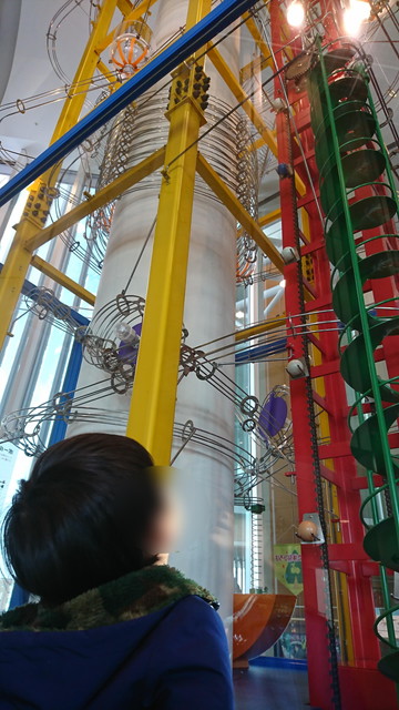 産業科学博物館2Fのボールサーカス2
