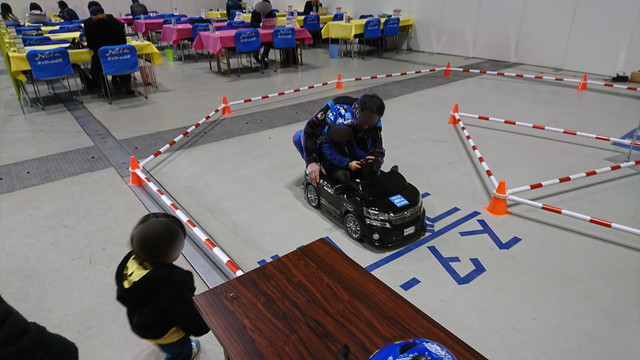 ビッグウィング新車中古車商談会（ネッツトヨタ）_キッズドライブ体験1