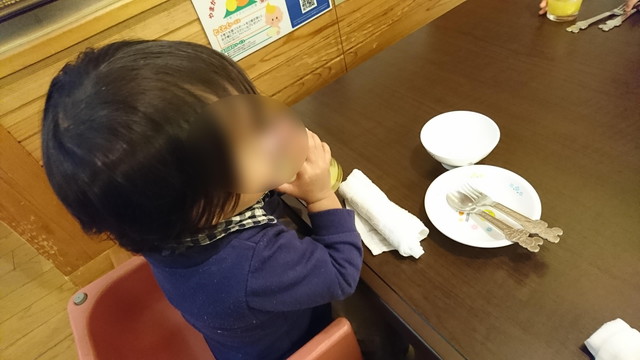 焼肉専科牛力でお肉を待つ次男