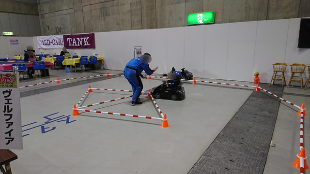 ビッグウィング新車中古車商談会（ネッツトヨタ）_キッズドライブ体験3