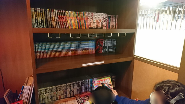 金ちゃんラーメン高堂店の入口の漫画