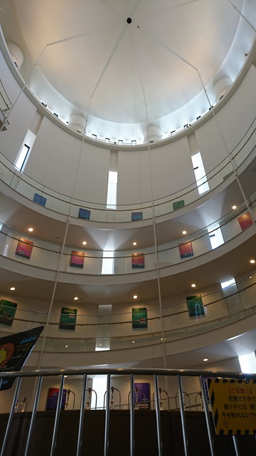 産業科学博物館らせん階段のフーコーの振り子2