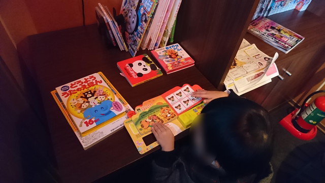 金ちゃんラーメン高堂店の入口のこども用絵本