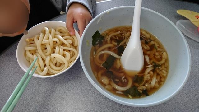 少年自然の家でチューブすべり-サーイスセンターの森の食堂のうどん