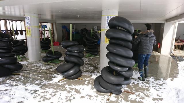 少年自然の家でチューブすべり-チューブがたくさん