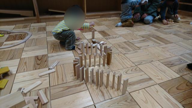 シェルターなんようホール（南陽市文化会館）の木育ひろばでパパと遊ぶ4