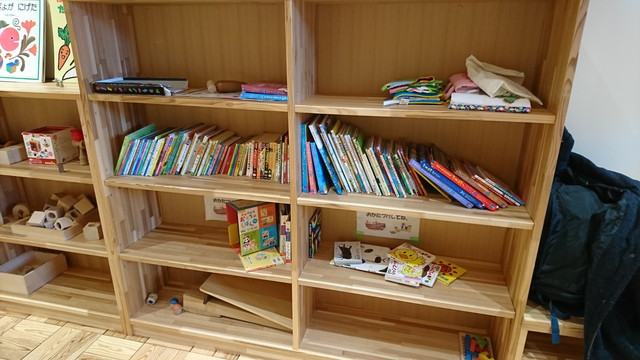 シェルターなんようホール（南陽市文化会館）の木育ひろばの絵本