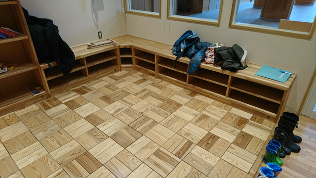 シェルターなんようホール（南陽市文化会館）の木育ひろばの荷物置き場