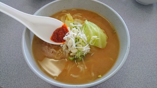 少年自然の家でチューブすべり-サーイスセンターの森の食堂のみそラーメン