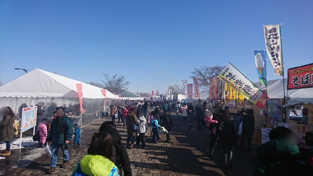 やまがた雪フェスティバルの雪中屋台の様子0