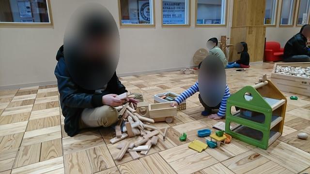 シェルターなんようホール（南陽市文化会館）の木育ひろばでパパと遊ぶ2