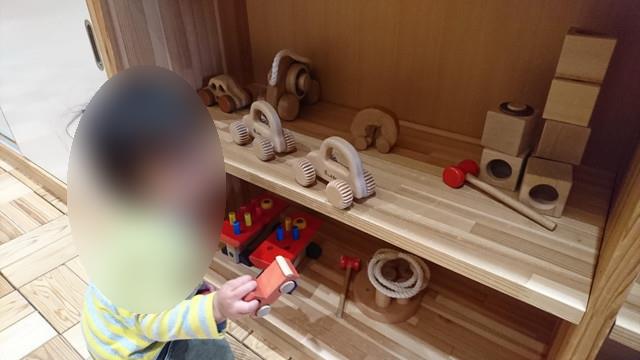 シェルターなんようホール（南陽市文化会館）の木育ひろばで遊ぶ様子2