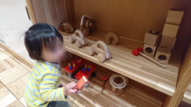 シェルターなんようホール(南陽市文化会館)の木育ひろばで遊ぶ様子2