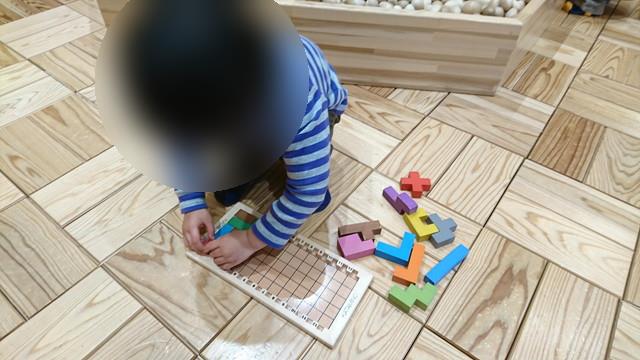 シェルターなんようホール（南陽市文化会館）の木育ひろばで遊ぶ様子3