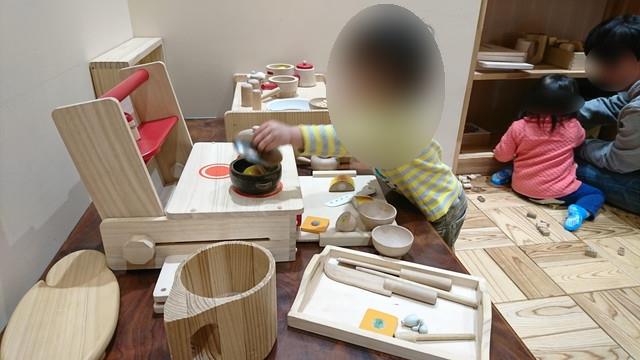 シェルターなんようホール（南陽市文化会館）の木育ひろばのおままごと