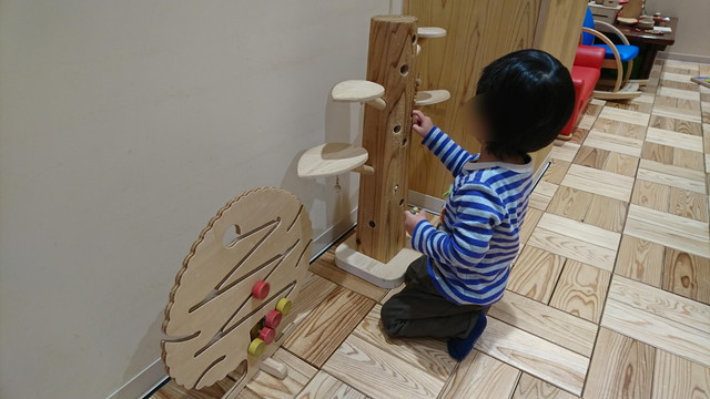 シェルターなんようホール（南陽市文化会館）の木育ひろばで遊ぶ様子1