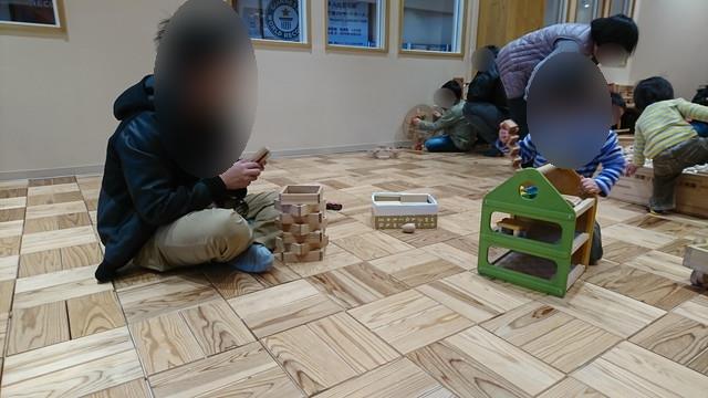 シェルターなんようホール（南陽市文化会館）の木育ひろばでパパと遊ぶ1