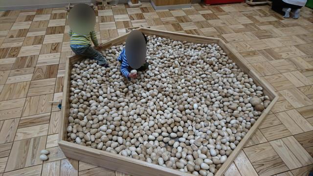 シェルターなんようホール（南陽市文化会館）の木育ひろばの木のたまごプール1