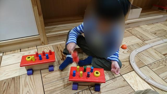 シェルターなんようホール（南陽市文化会館）の木育ひろばで遊ぶ様子