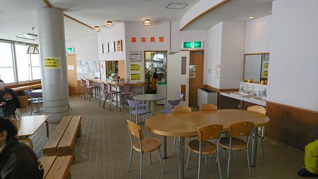 少年自然の家でチューブすべり-サーイスセンターの森の食堂の外観