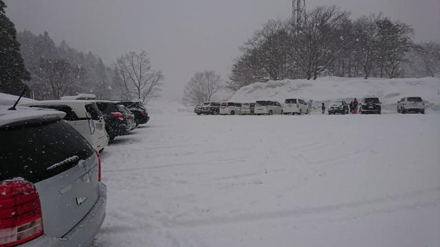 少年自然の家でチューブすべり-駐車場の様子
